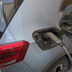 Foto des Ladeanschlusses eines VW ID.3 mit eingestecktem Typ-2-Stecker.