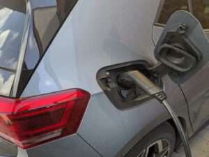 Foto des Ladeanschlusses eines VW ID.3 mit eingestecktem Typ-2-Stecker.